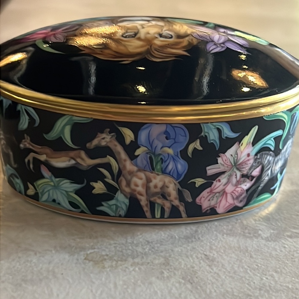 𝐑𝐀𝐑𝐄 𝐅𝐑𝐀𝐍𝐂𝐈𝐒𝐂𝐀𝐍 𝐌𝐄𝐍𝐀𝐆𝐄𝐑𝐈𝐄 𝐙𝐎𝐎 𝐓𝐑𝐈𝐍𝐊𝐄𝐓 𝐁𝐎𝐗 - Picture 8 of 17